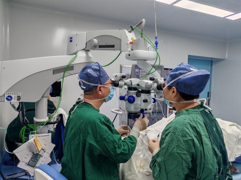 泉州华厦眼科医院创新突破：羊膜覆盖术成功攻克高度近视并发难治性黄斑区多发裂孔难题